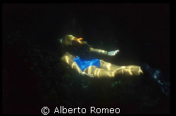 SUN RAY ON THE SKINDIVER. 
In a dark cave only one sun r... by Alberto Romeo 